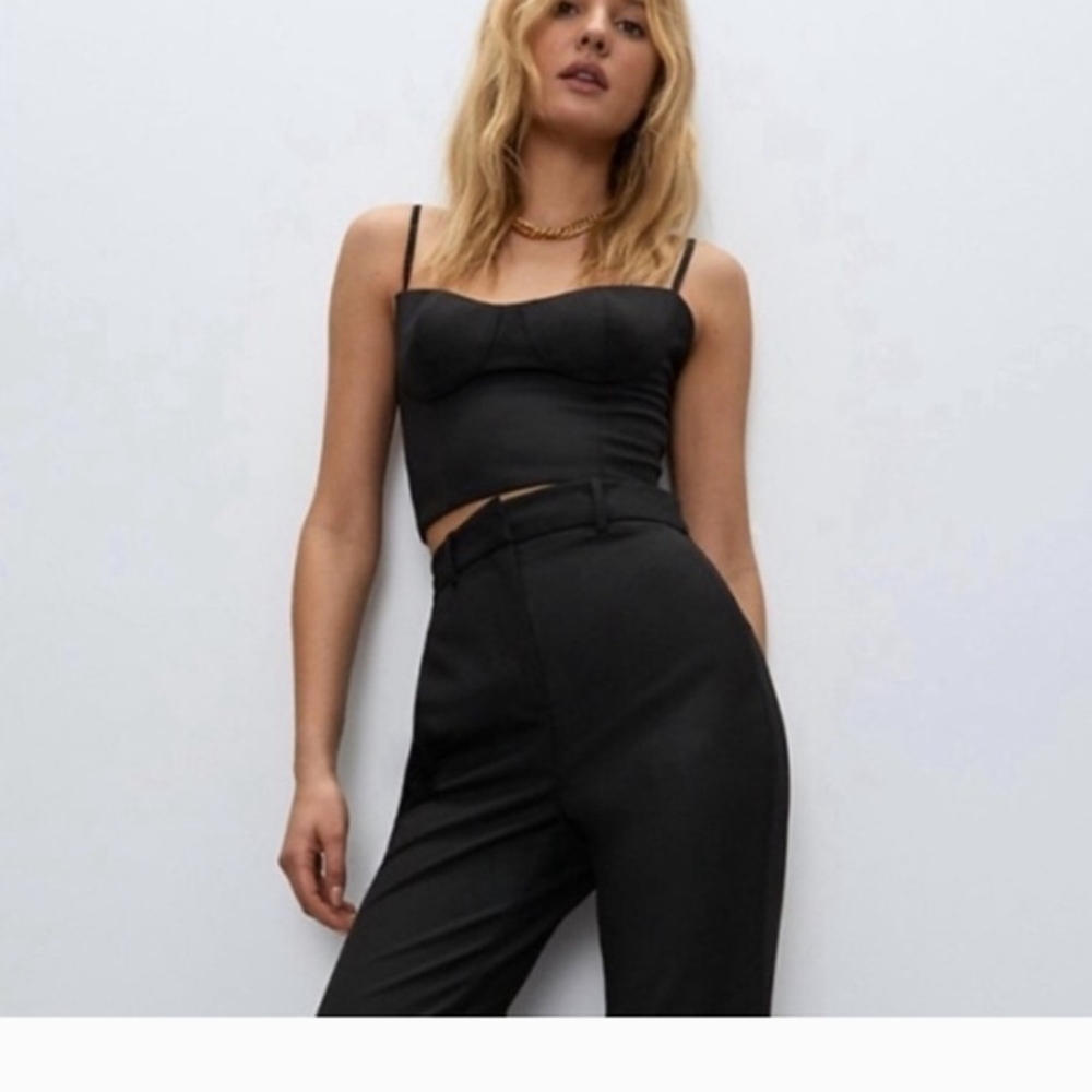 Babaton Aritzia Stacy Structured Crop Top - Black - Size S
